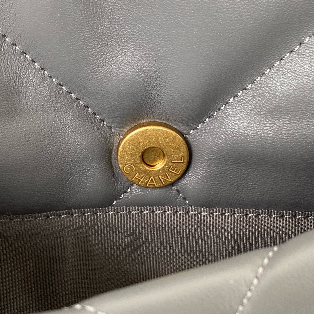 gold magnetic buckle of chanel 19 handbag in lamb skin silver hardware