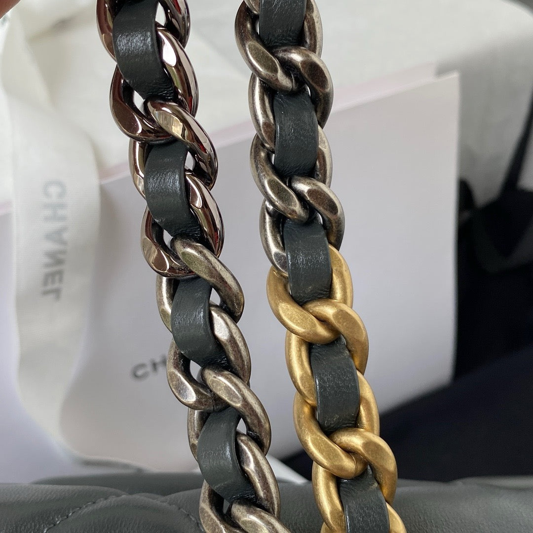 grey and gold chain of Grey chanel 19 handbag in lamb skin gold hardware