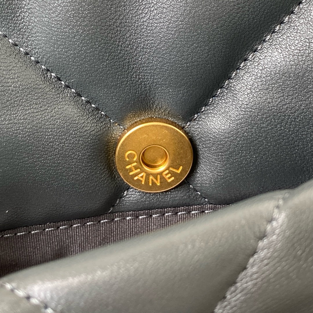 gold magnetic buckle of Grey chanel 19 handbag in lamb skin gold hardware