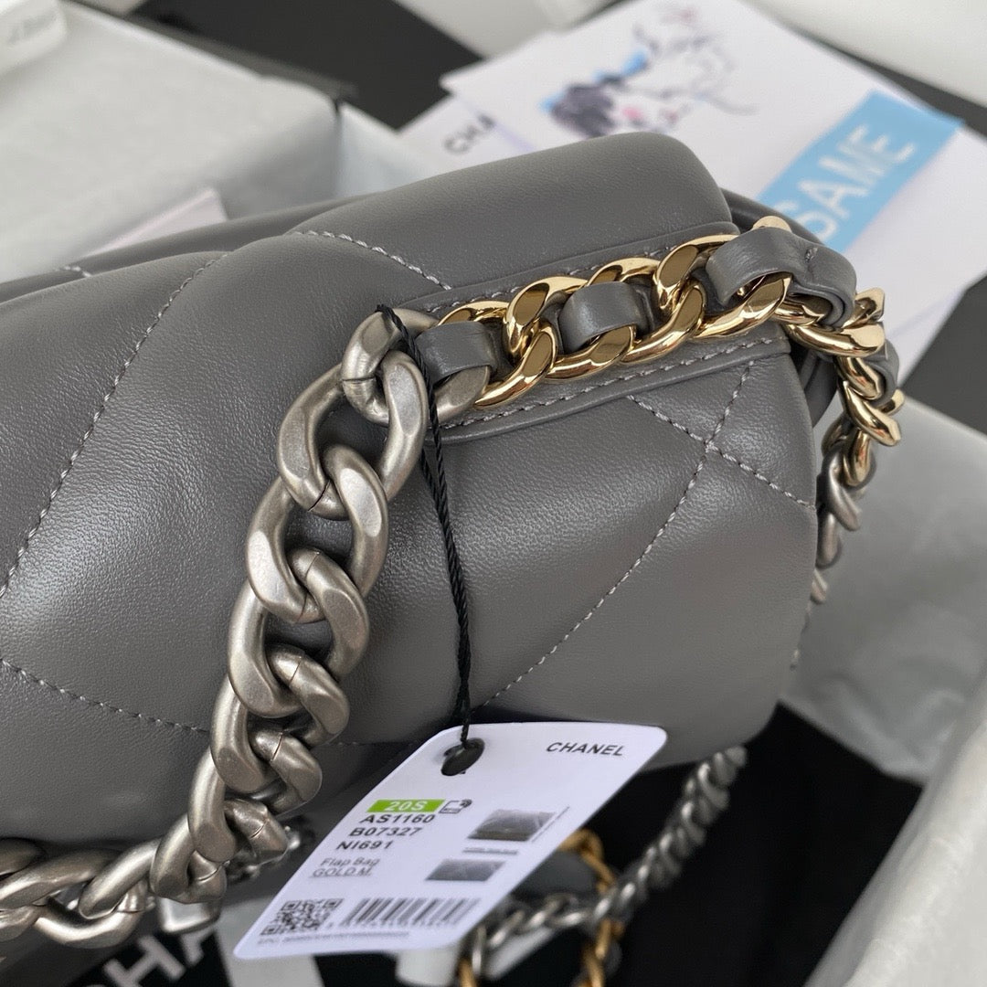 Silver chain of Grey chanel 19 handbag in lamb skin silver hardware