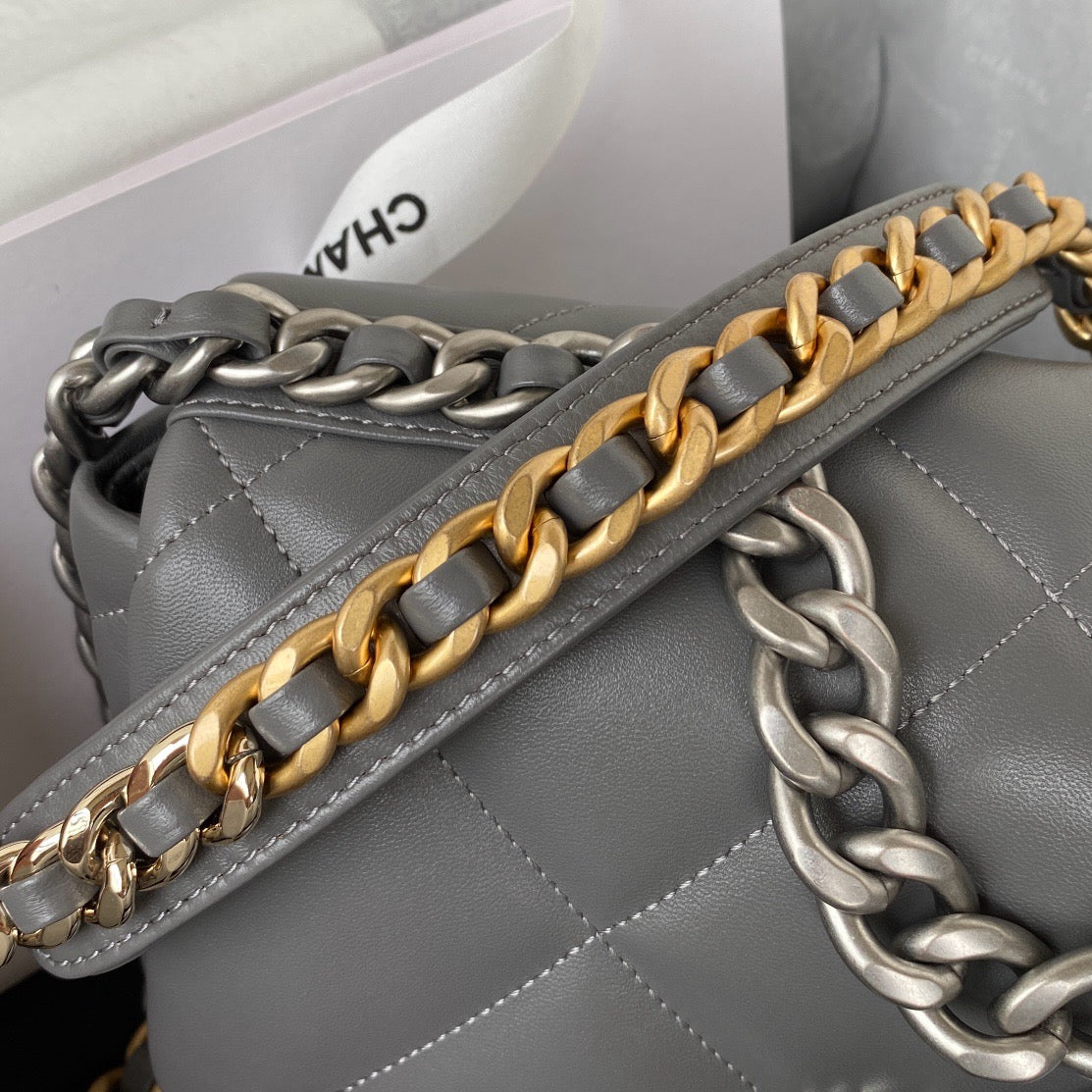 vintage gold chain of Grey chanel 19 handbag in lamb skin silver hardware