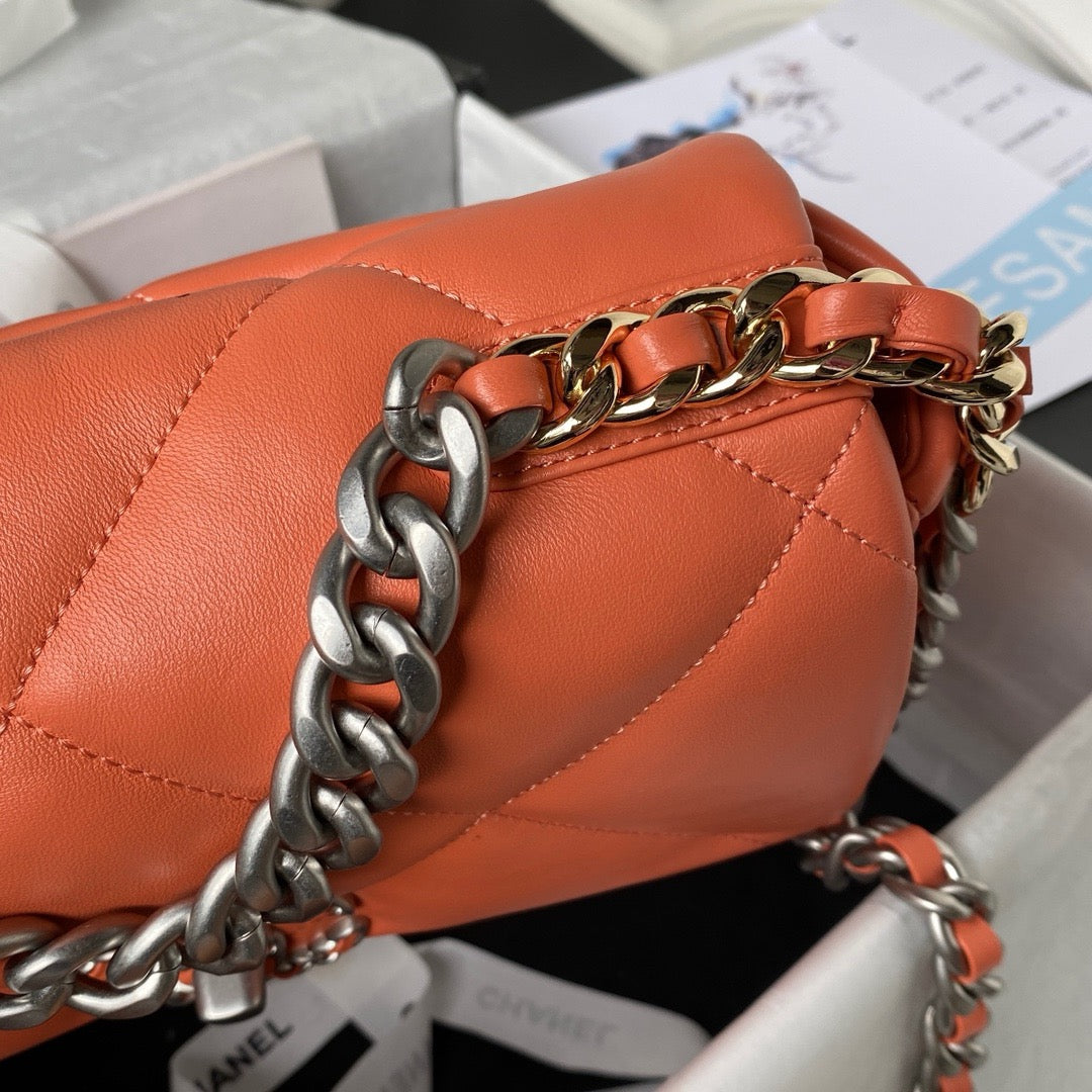 silver chain of Orange chanel 19 handbag in lamb skin and silver hardware