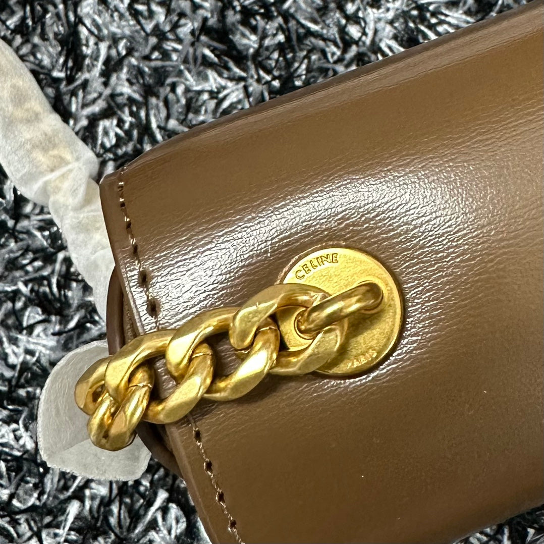 Close up of gold hardware of CHAIN BESACE CLEA IN SHINY CALFSKIN Brown